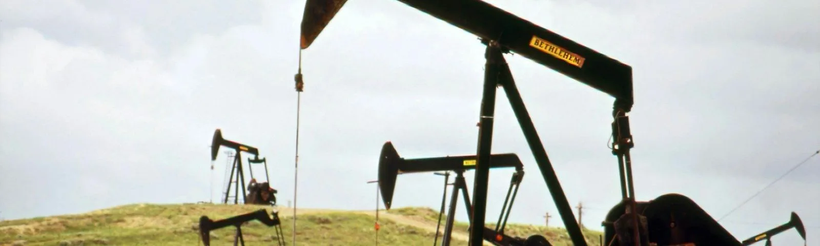 a group of oil pumps sitting on top of a field